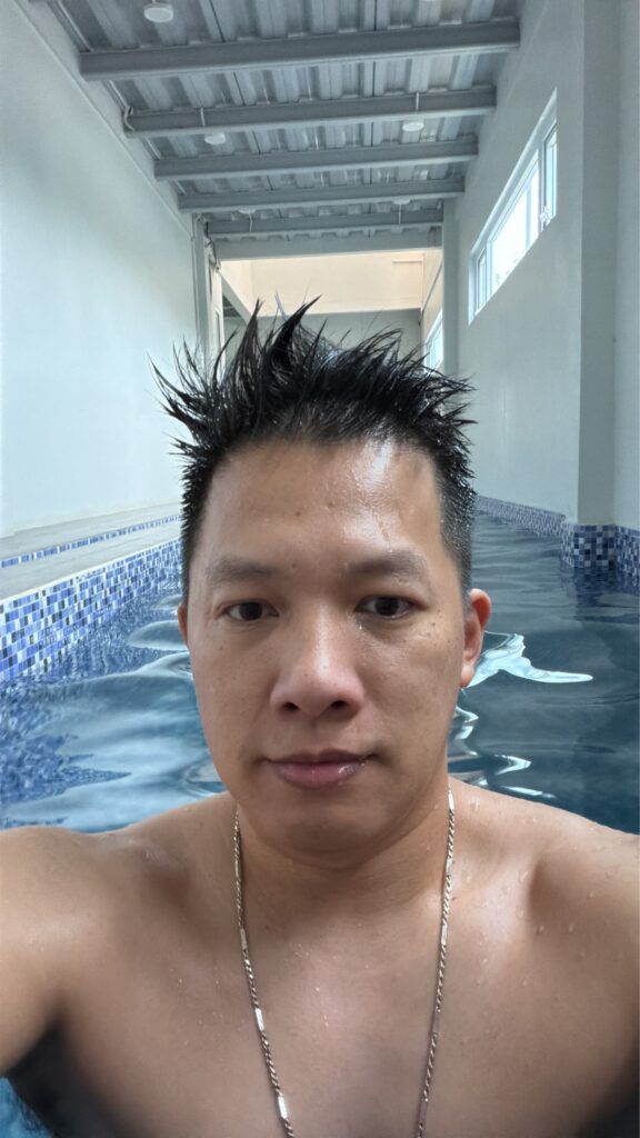 Potret Hendra So di kolam renang